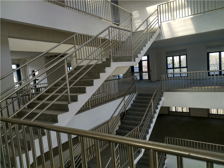 成都混凝土樓梯拆除多少錢？成都戰狼拆除劍南大道施工案例